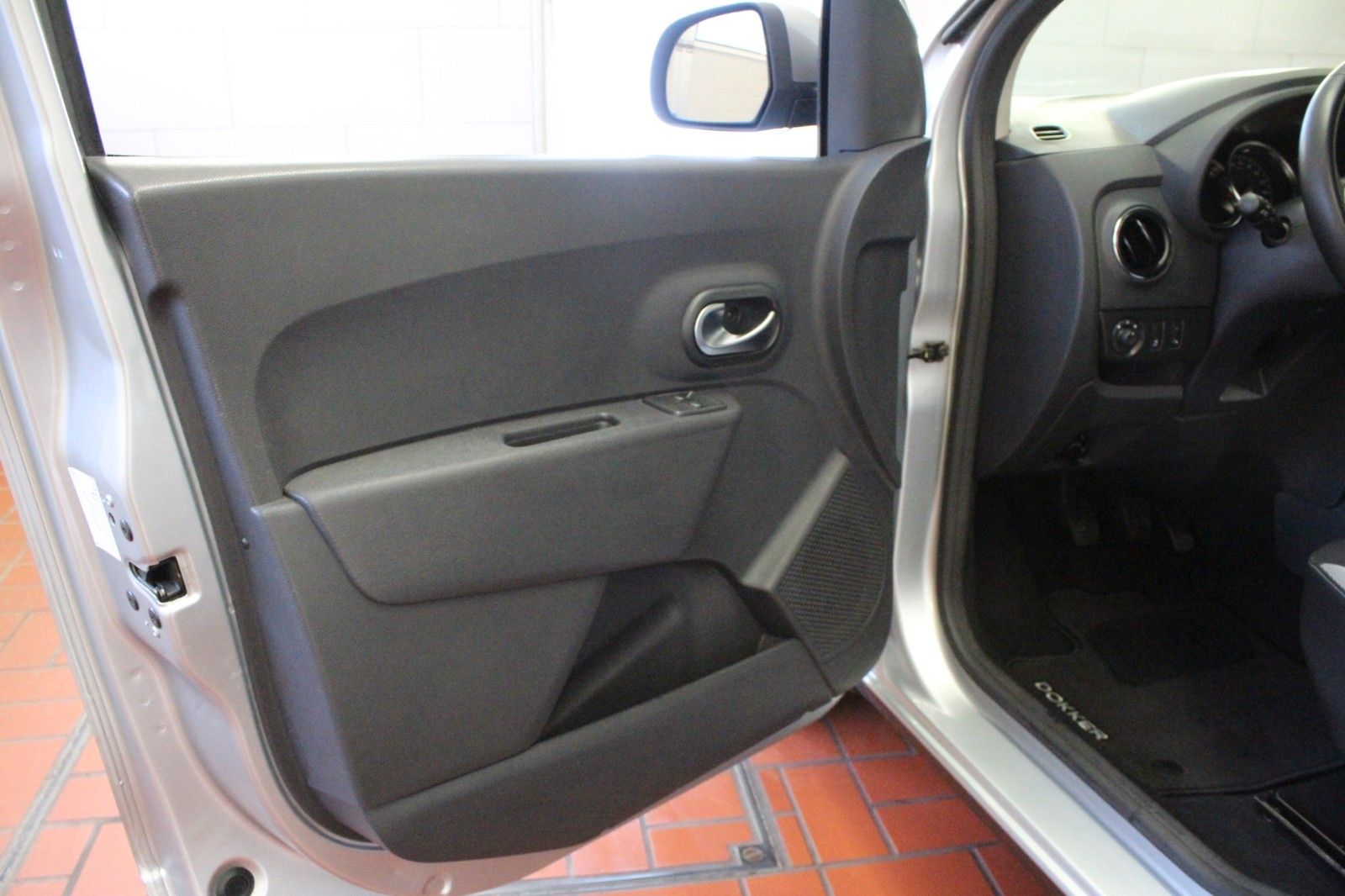 Fahrzeugabbildung Dacia Dokker SCe 100 Stepway *Navi*Klima*Kamera*