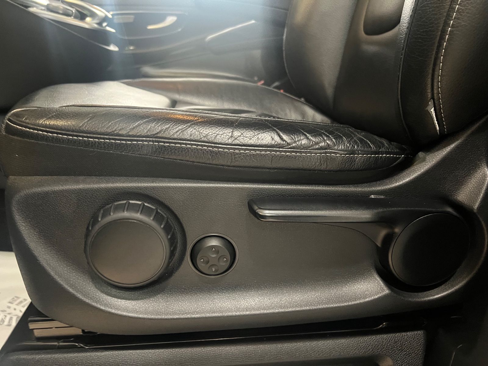 Fahrzeugabbildung Mercedes-Benz V 250 d 4MATIC lang AMG LINE *PANO*Perlmutt-Weiß