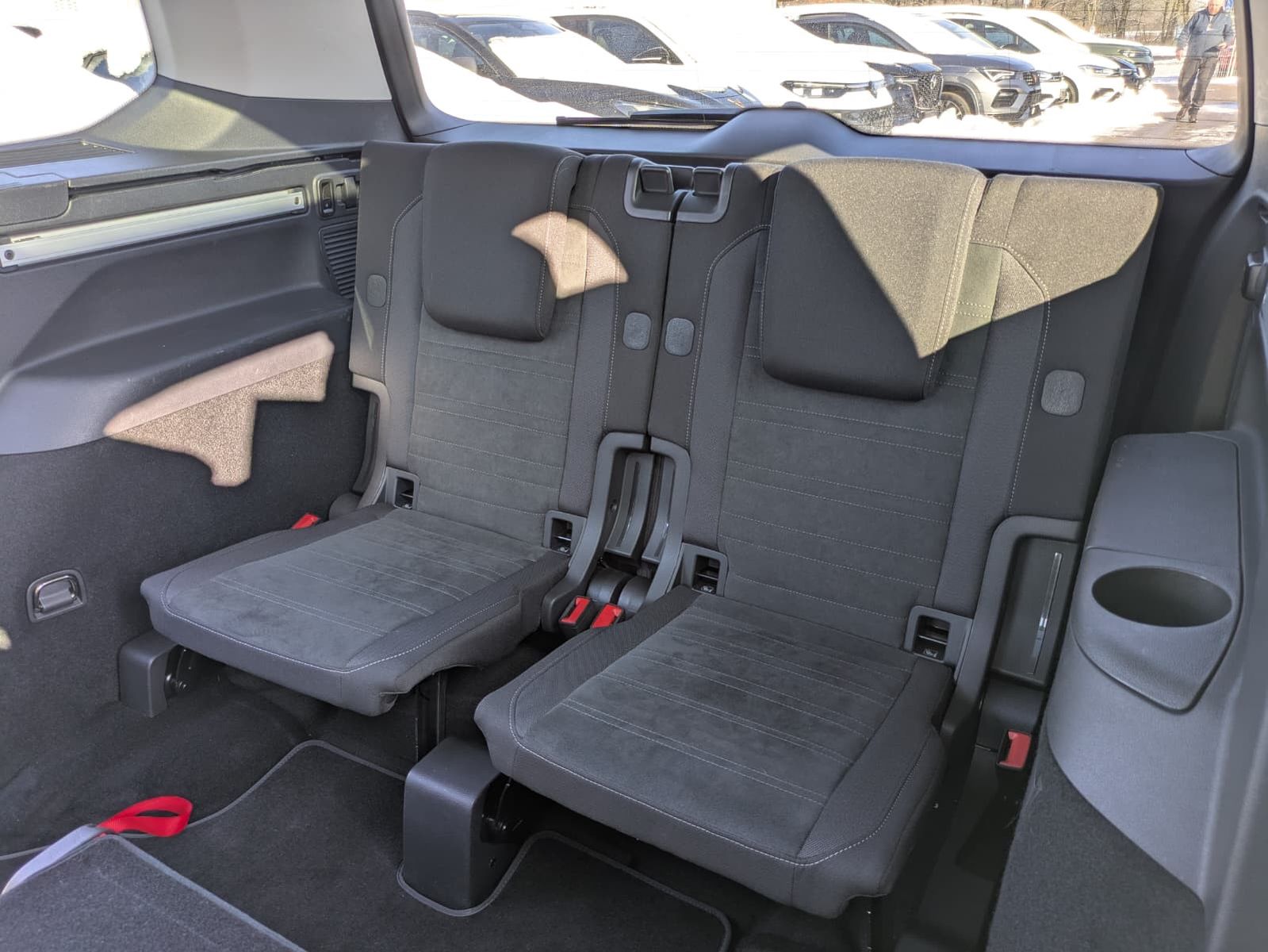 Fahrzeugabbildung Volkswagen Touran 2.0 DSG R-Line High BLACK Pano 7Si IQ AHK