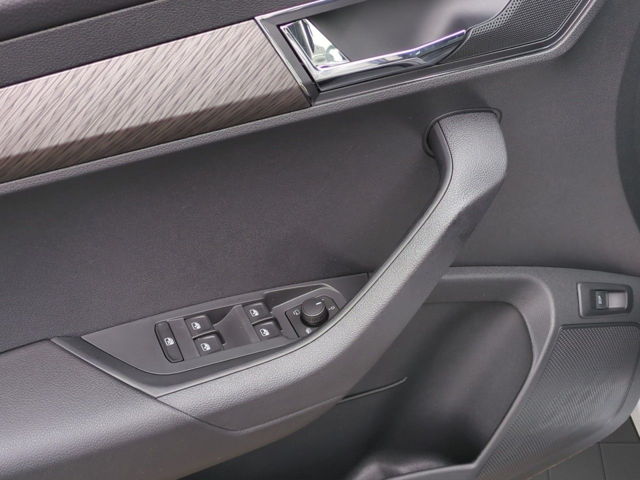 Fahrzeugabbildung SKODA Karoq 4x4 Selection TDI DSG AHK - 5 J.Garantie