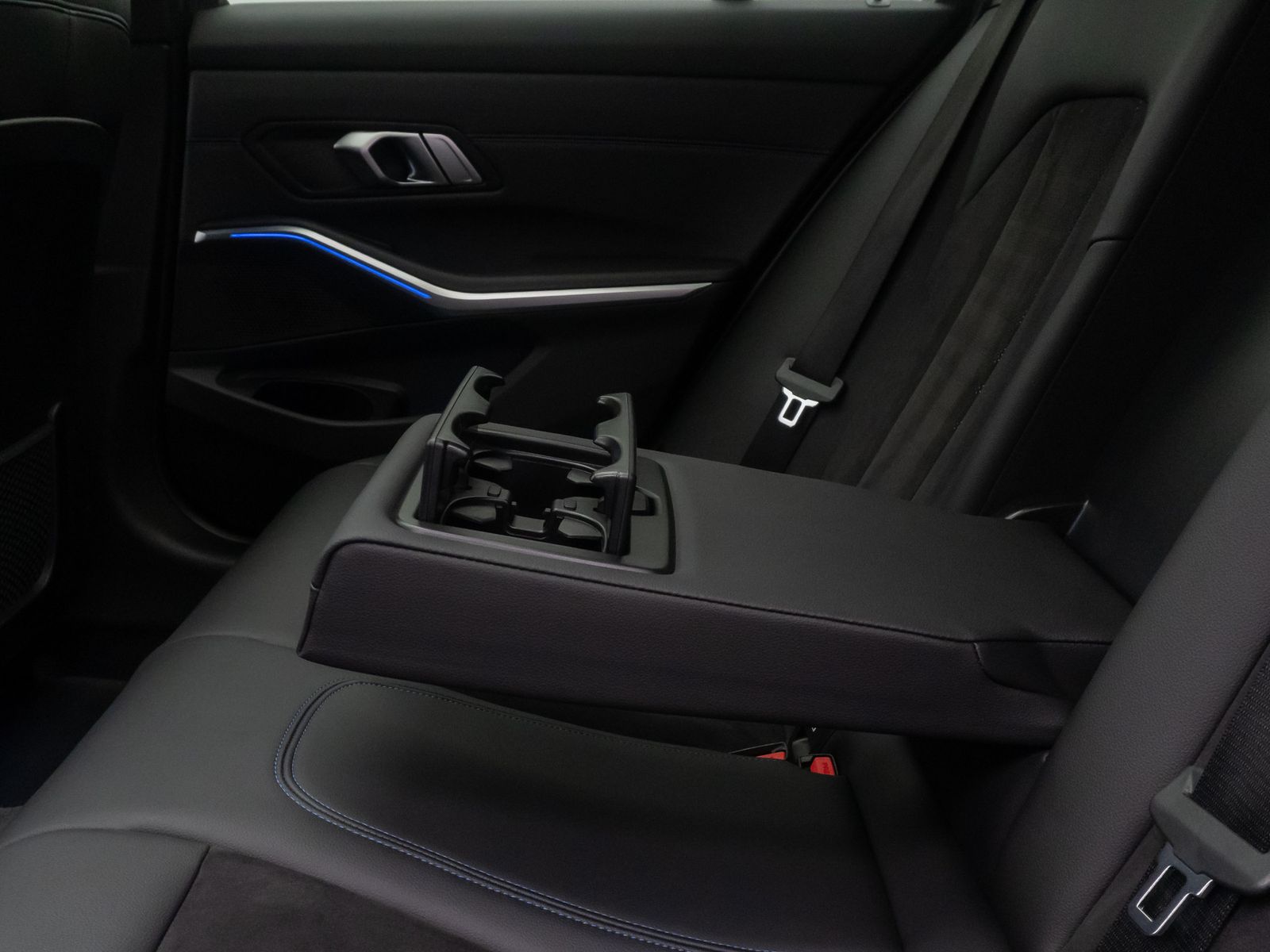 Fahrzeugabbildung BMW 320d xD M Sport Panorama Laser DAB AHK Alarm 19"