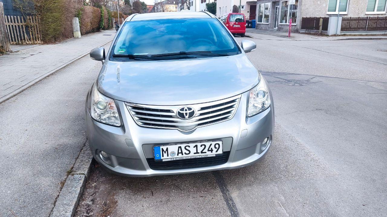 Toyota Avensis 2011 — салон