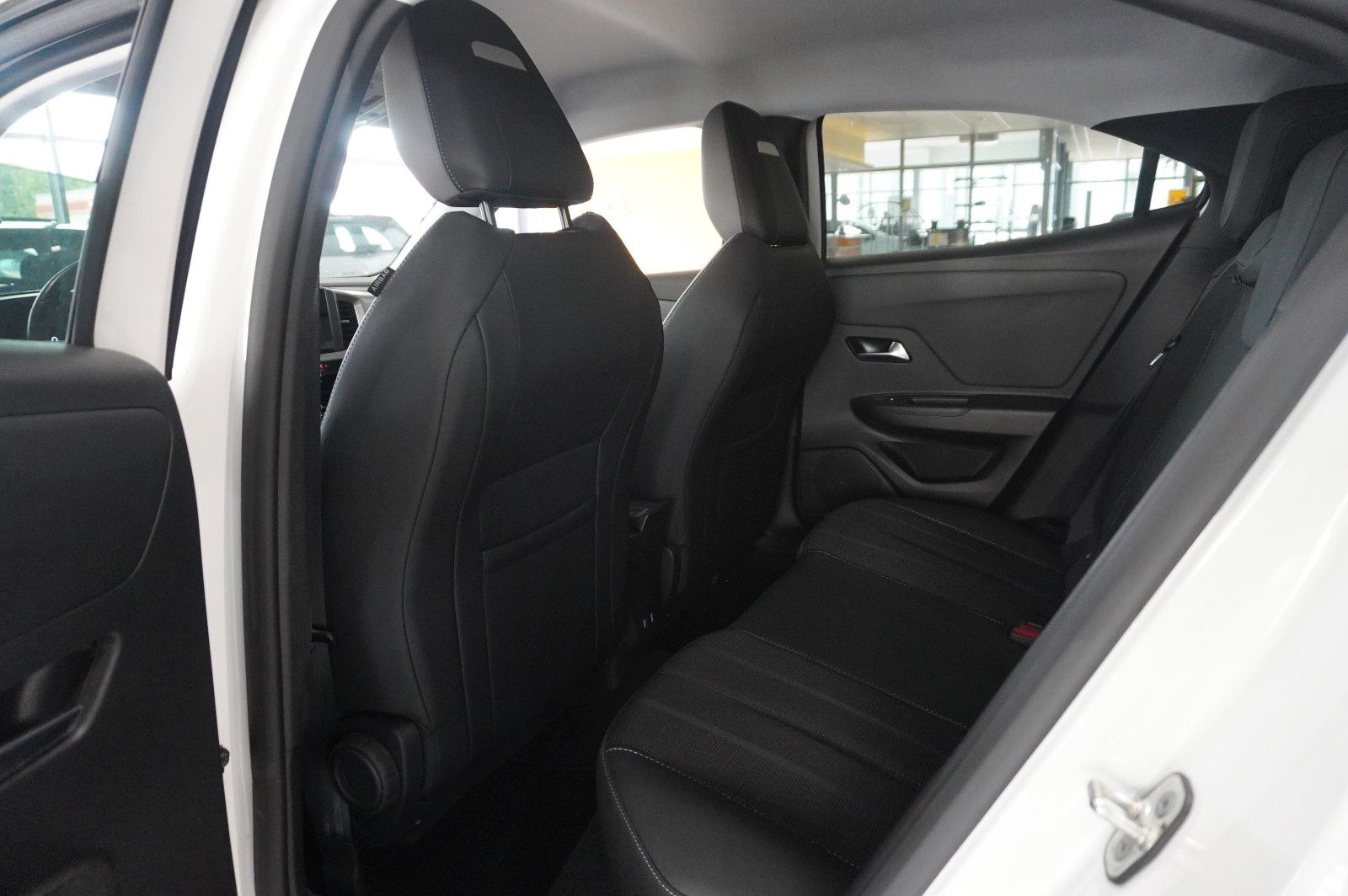 Fahrzeugabbildung Opel Mokka-e ELEGANCE 3-PHASIG NAVI/LED/KAMERA/DAB+
