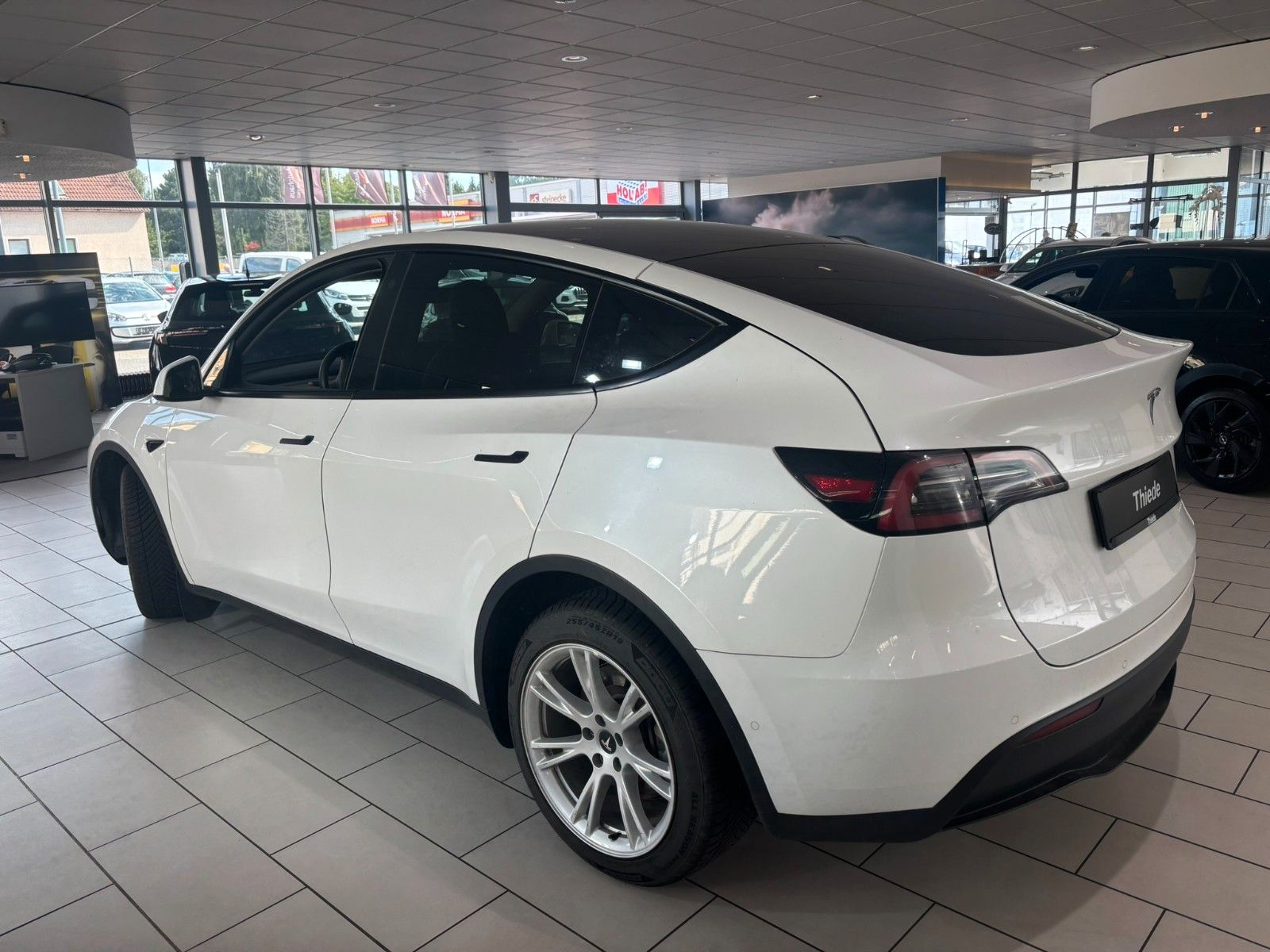 Fahrzeugabbildung Tesla Model Y Long Range Dual AWD SHZ/NAVI/19"ALU/ALLW