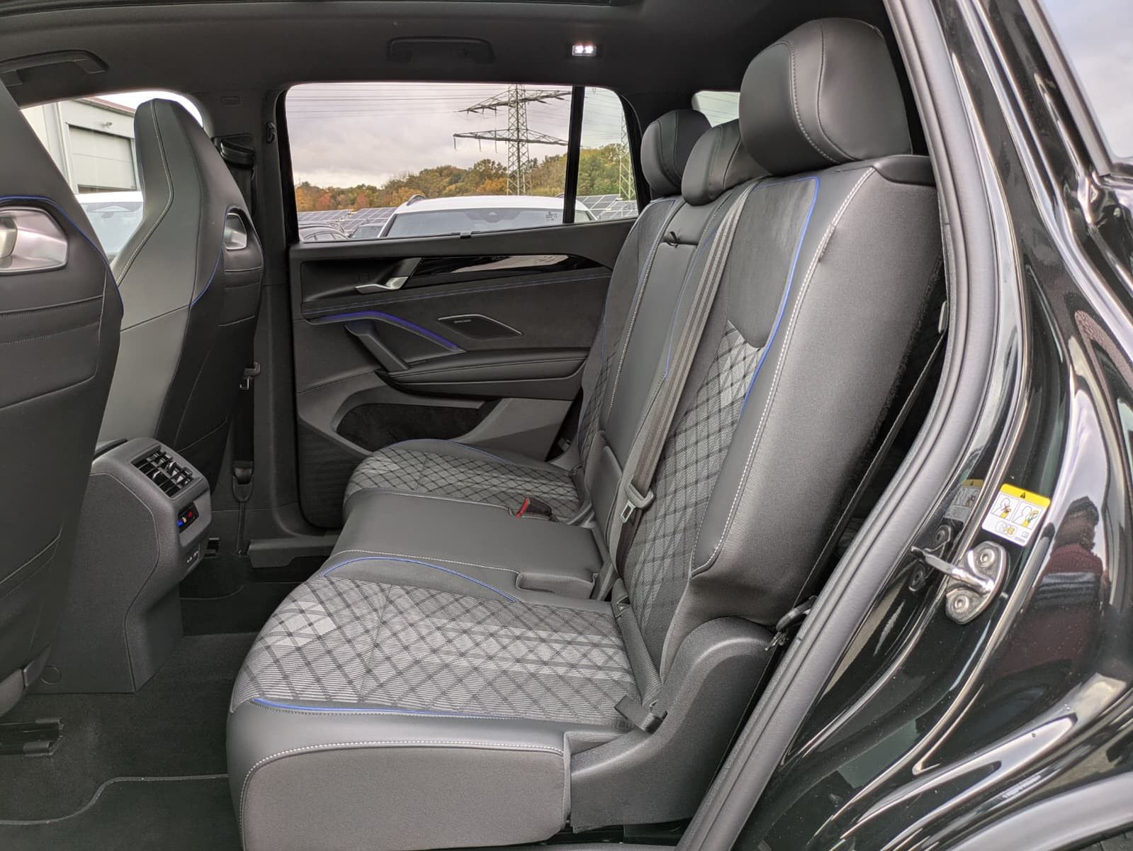 Fahrzeugabbildung Volkswagen Tayron 2.0 TDI 4M R-Line 7Si*MATRIX*AHK*PANO*HUD