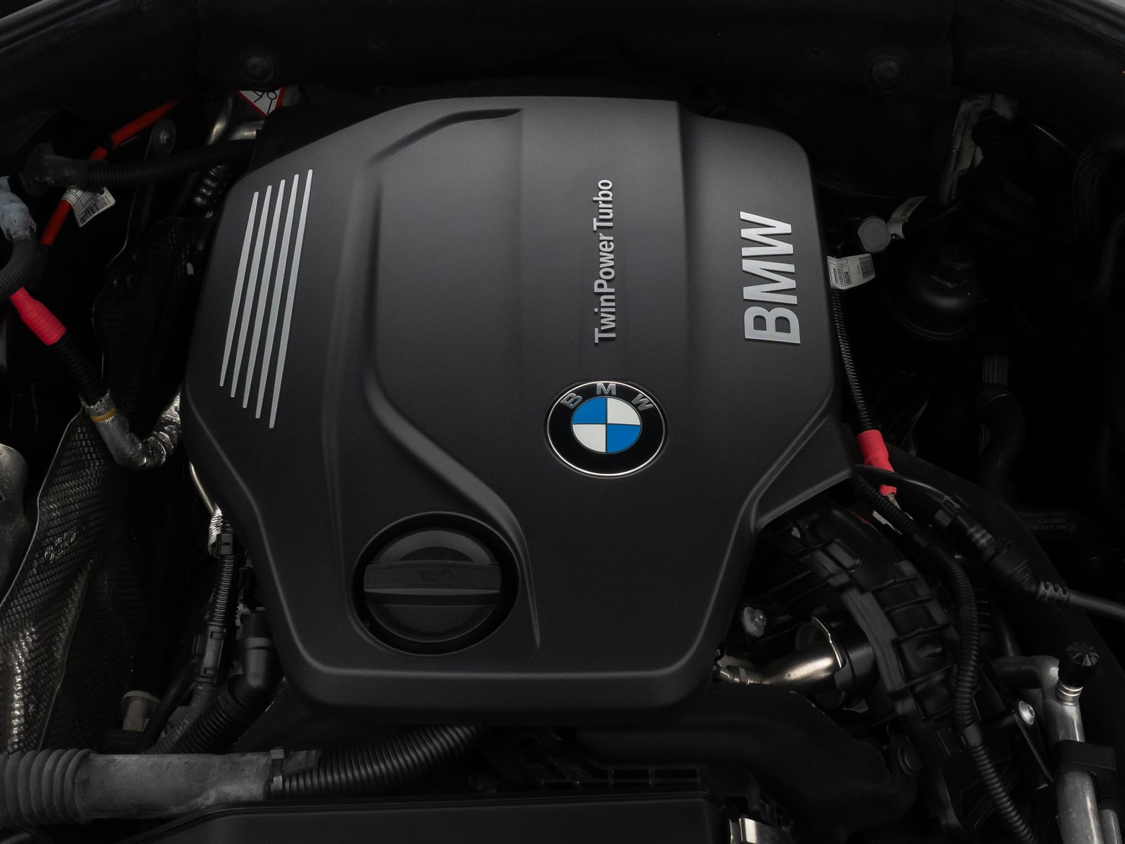 Fahrzeugabbildung BMW 520d HUD Alarm Komfortsitze SoftClose AHK Sport