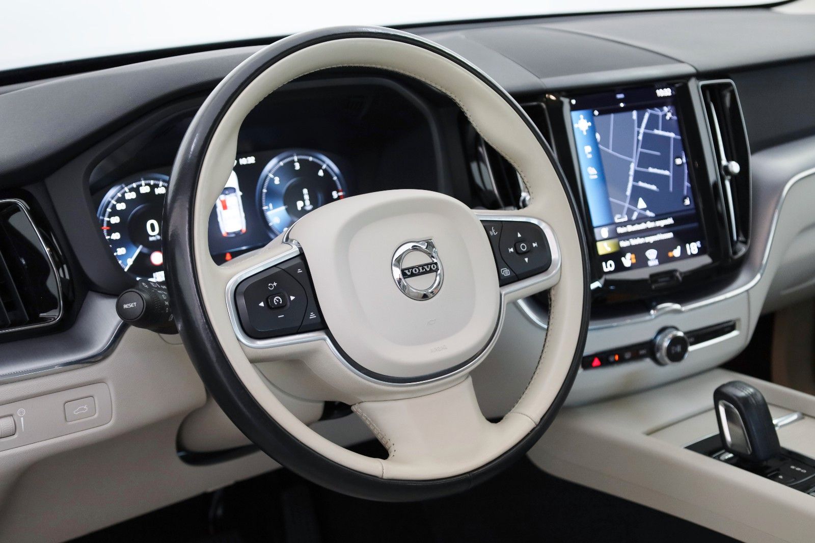 Fahrzeugabbildung Volvo XC60 Momentum Pro Leder,Navi,LED,Panorama,SH,PDC