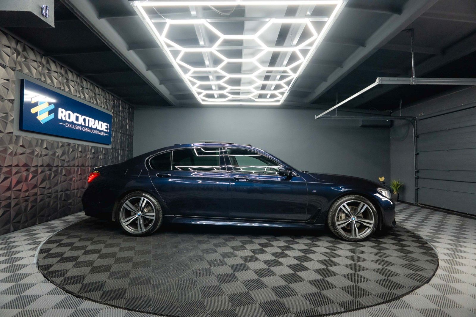 Fahrzeugabbildung BMW 730d L xDrive M Sport Shadow | 100% Option | 19%