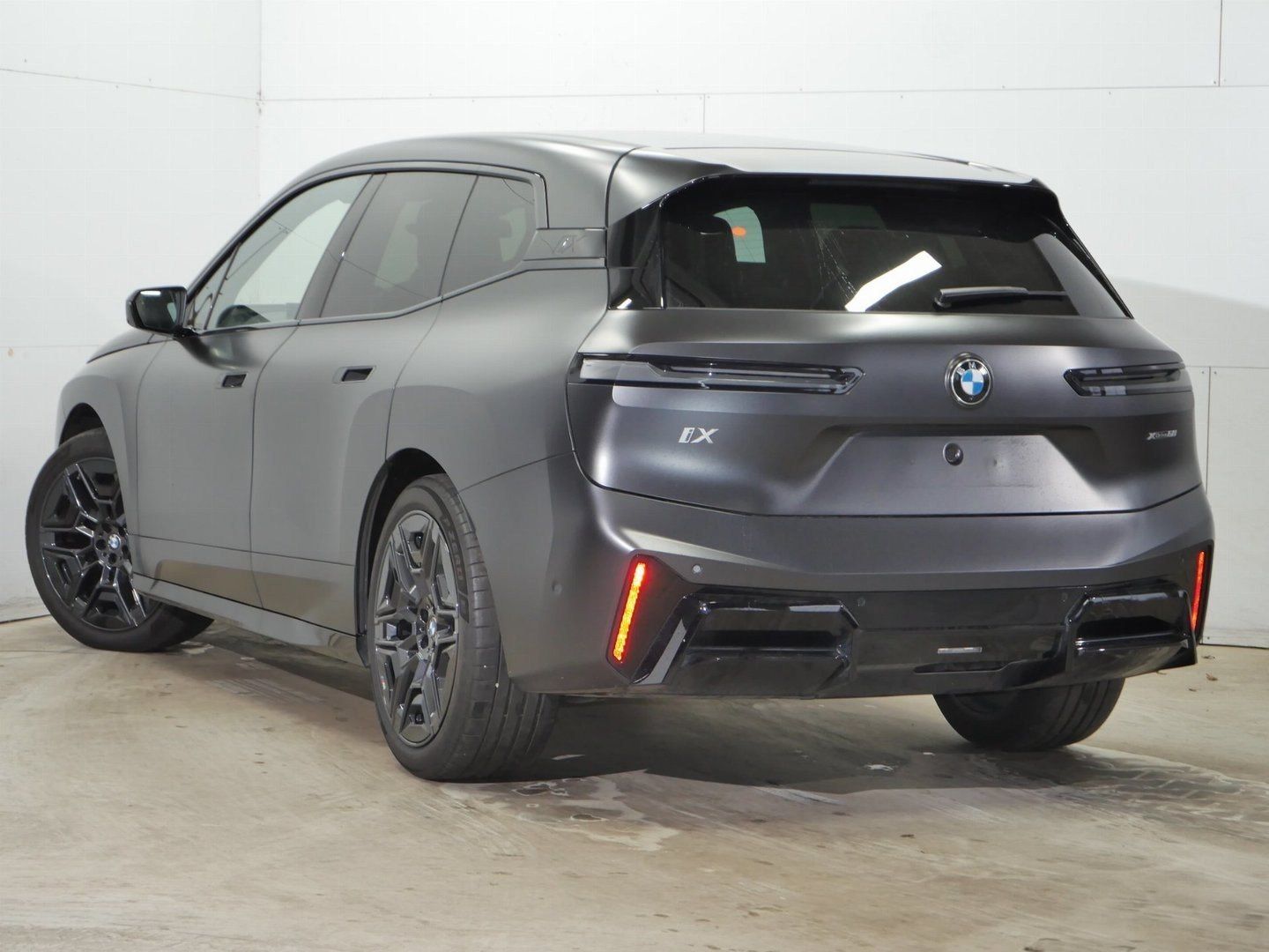 Fahrzeugeinzelansicht 16 Fahrzeugabbildung BMW iX xDrive60 M Sportpaket B&W Surround DAB LED Ak