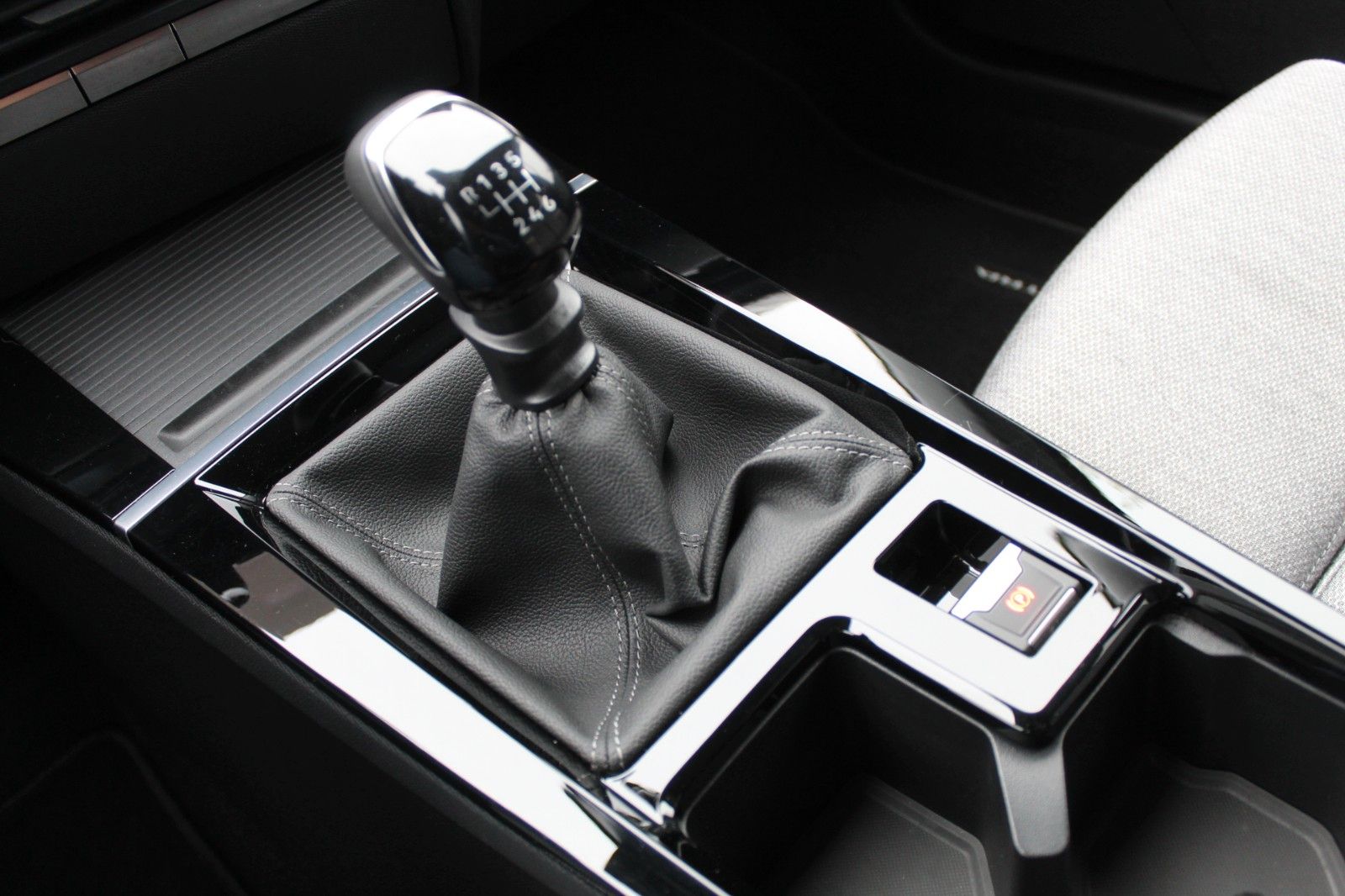 Fahrzeugabbildung Opel Astra Sports Tourer Elegance AHK*Navi*Sitzh.