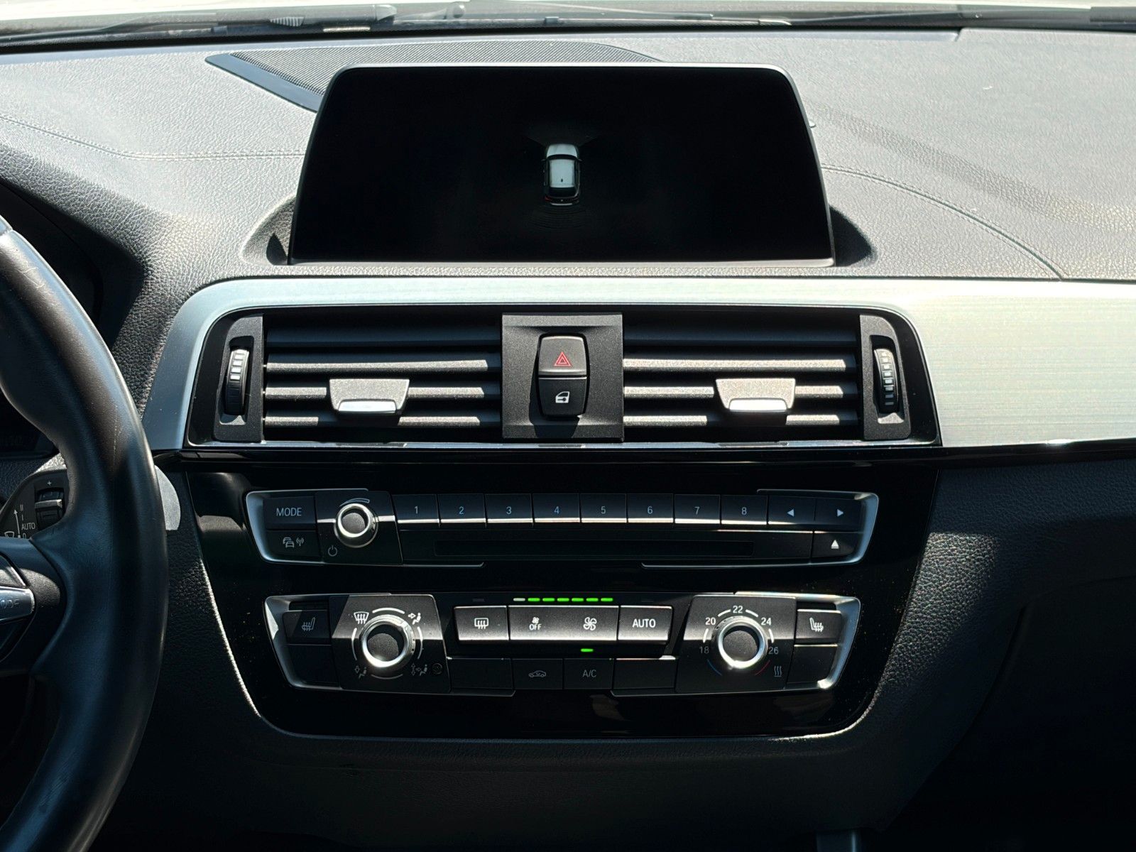 Fahrzeugabbildung BMW 118i M Sport Shadow Navi SHZ PDC LED BT HiFi