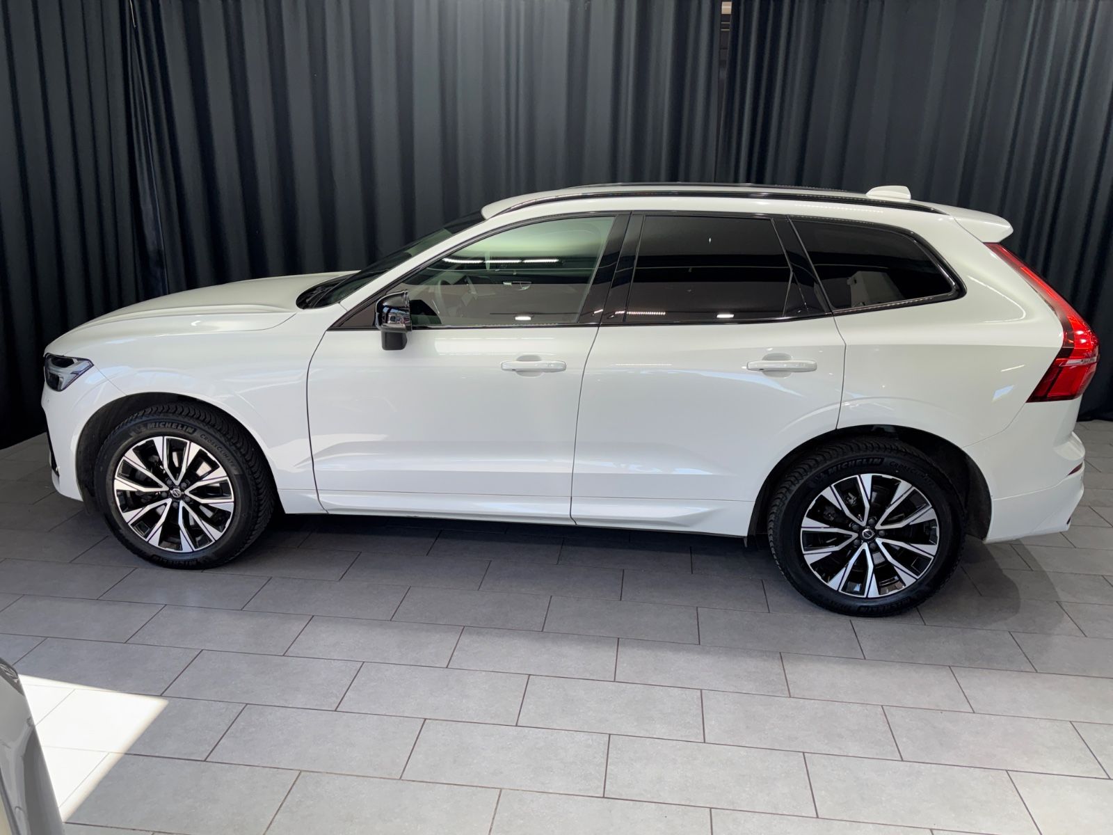 Fahrzeugabbildung Volvo XC 60 Plus Dark AWD |H/K|STDHZ|LED