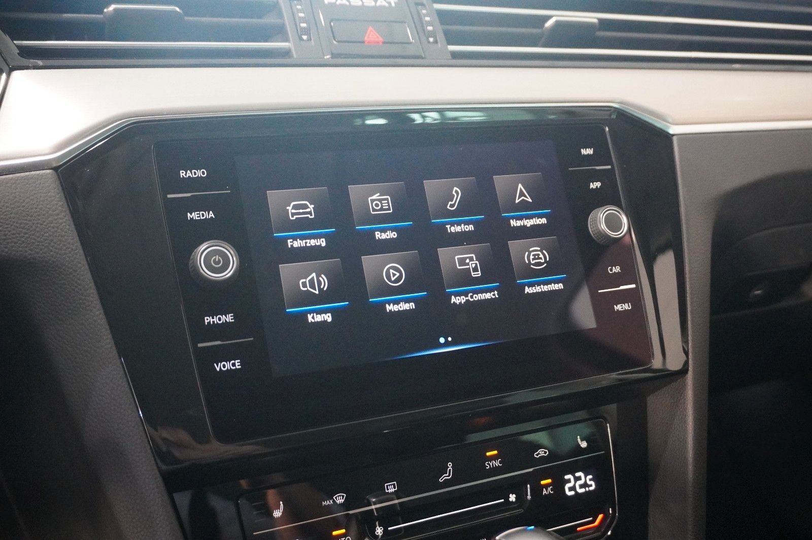 Fahrzeugabbildung Volkswagen Passat Vari. 2.0 TDI R-LINE 4M NAVI/KAMERA/AHK
