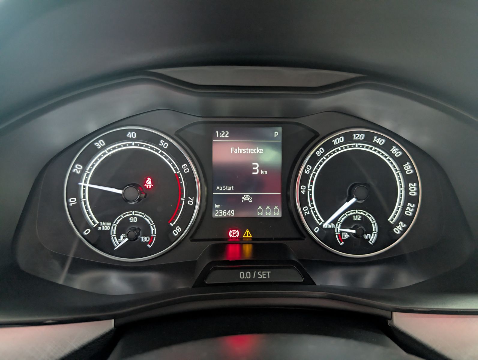 Fahrzeugabbildung SKODA Kamiq Tour 1,0TSI PANORAMA LED SHZ KAM APPLINK