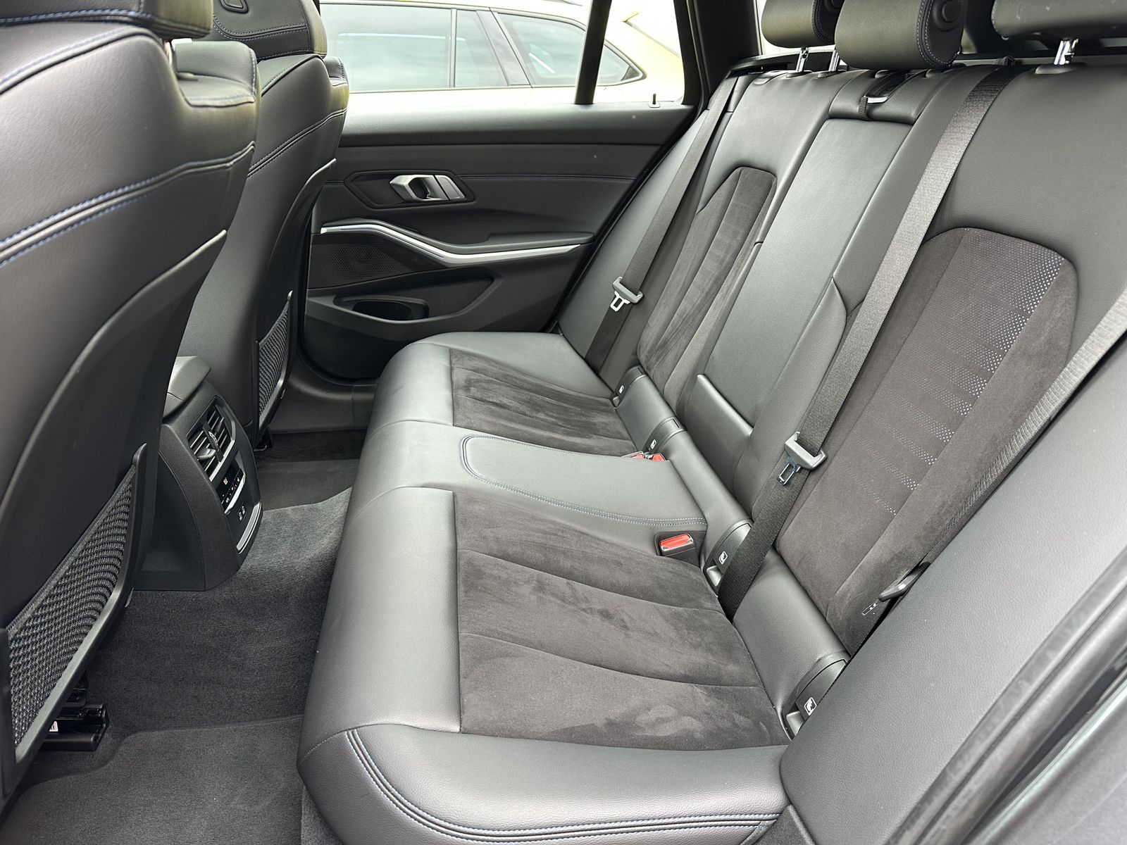 Fahrzeugabbildung BMW 330e Touring xD M-Sport NAV+LASER+PANO+HEADUP+VC