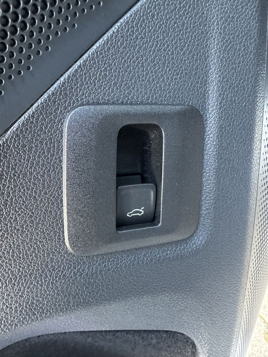 Fahrzeugabbildung Volkswagen Tiguan 1.5 eTSI R-Line DSG NAVI+LED+ACC+AHK+SHZ