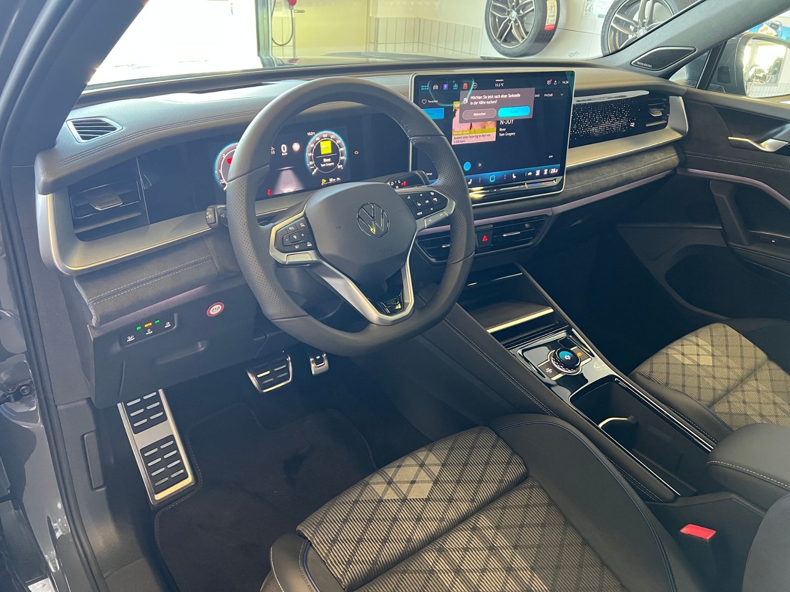 Fahrzeugabbildung Volkswagen Tayron R-Line 2.0 TDI DSG 4MOTION *AHK,Navi,Stan