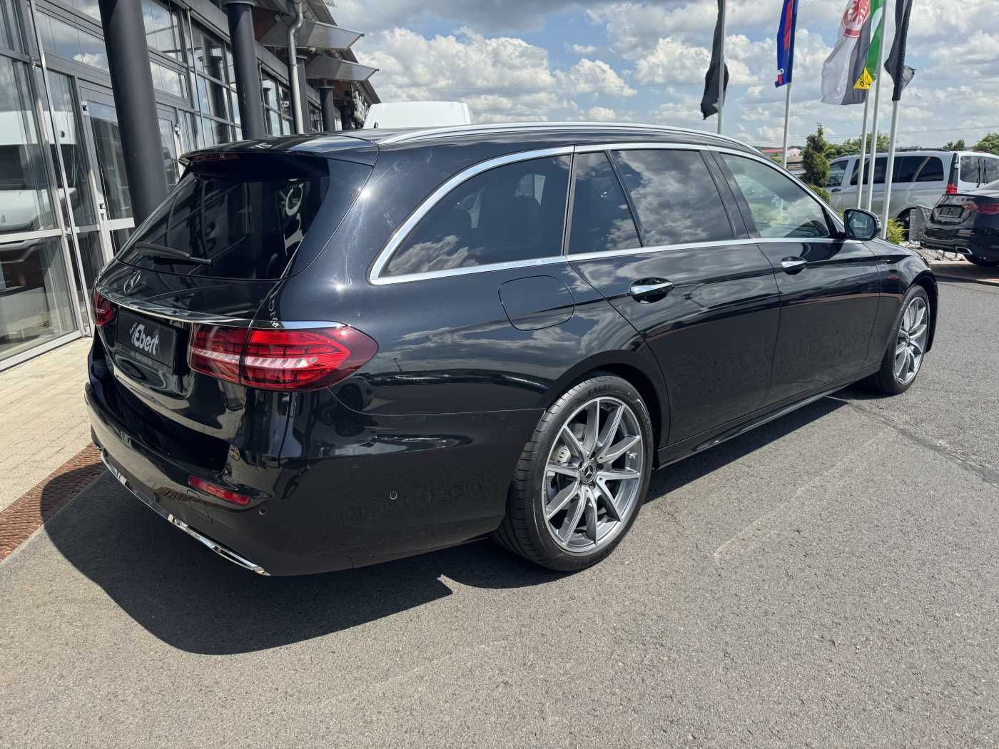 Fahrzeugabbildung Mercedes-Benz E 220d AMG+Pano+Burm+Distr+Memory+AHK+360