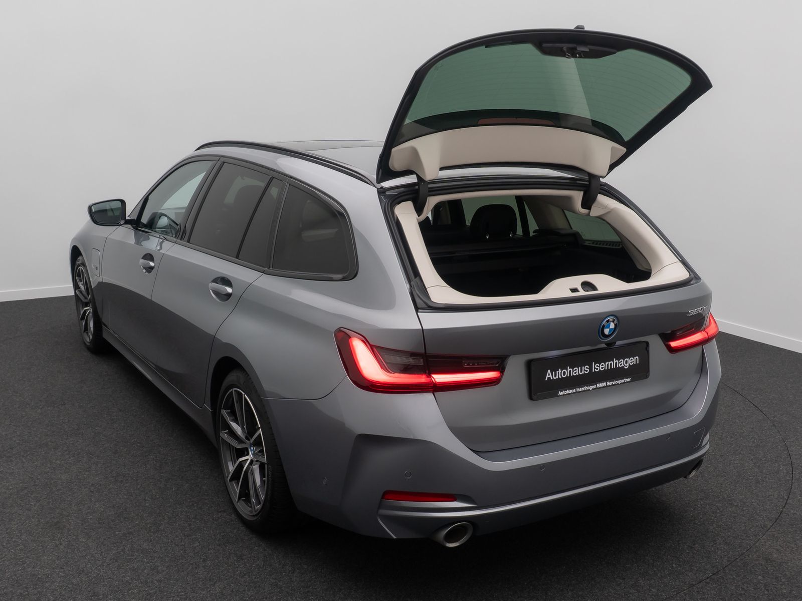 Fahrzeugabbildung BMW 320e Kamera DAB Leder Panorama Sport HUD 18Zoll