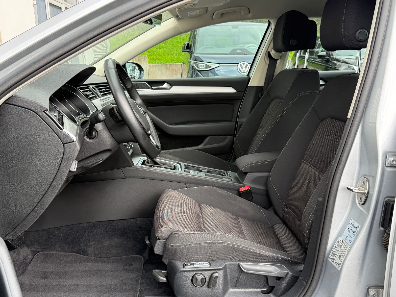 Fahrzeugabbildung Volkswagen Passat Comfortline DSG ACC Navi PDC SHZ Massage