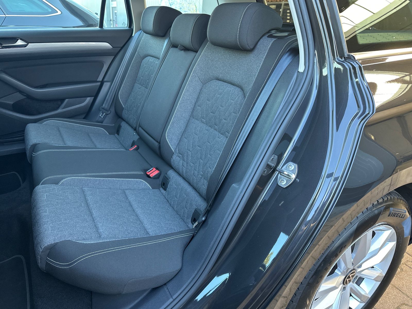 Fahrzeugabbildung Volkswagen Passat Variant 2.0 TDI DSG Business NAV+IQ-LIGHT