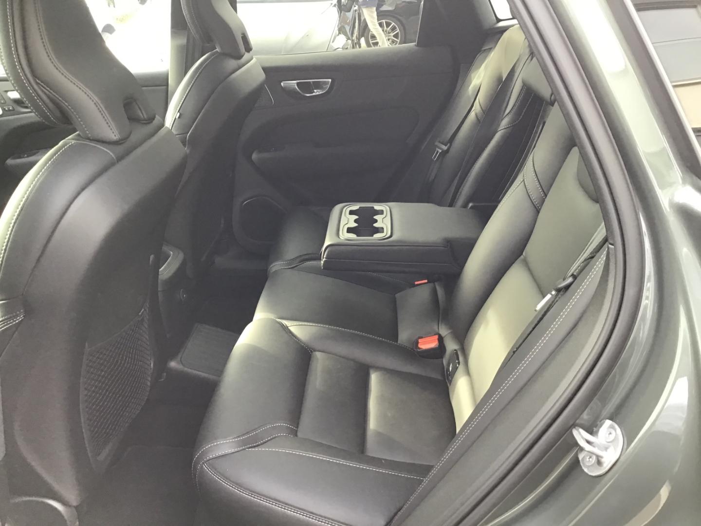 Volvo XC60 T8AWD Ultra Dark Luftfahrwerk Massage B&W