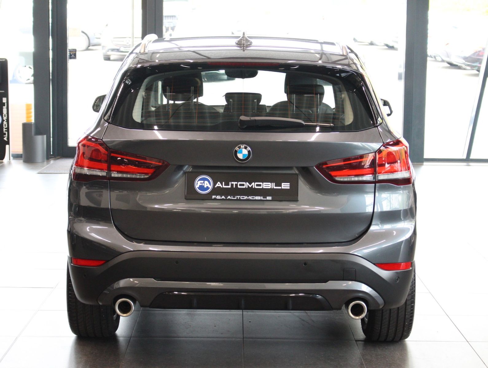 Fahrzeugabbildung BMW X1 xDrive 20 i Sport Line 1. Hand*Pano*HUD*TOP