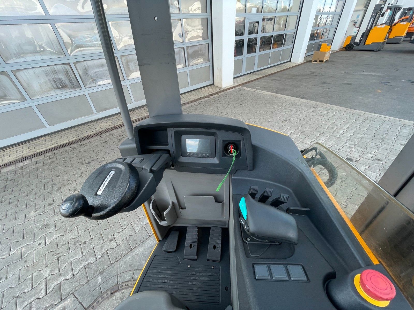 Fahrzeugabbildung Jungheinrich ETV C16 / Triplex 5.72m / SS / nur 3.022h / 2016