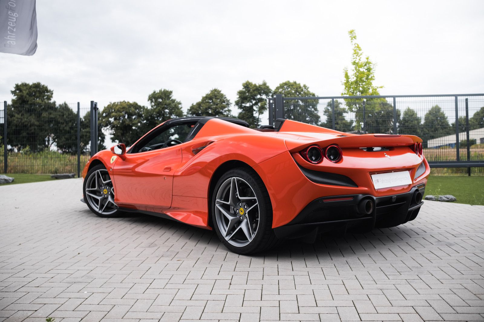 Fahrzeugabbildung Ferrari F8 Spider-Sonderfarbe-DT.Auto-1. Besitzer