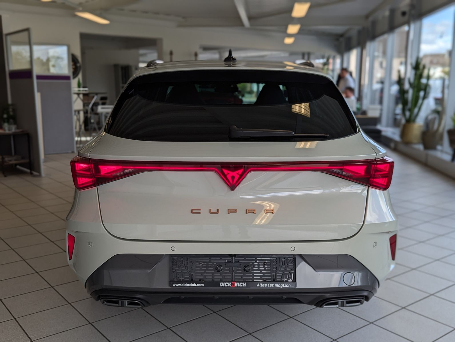 CUPRA Leon 1.5 eTSI Sennh Matrix Pano Edge/Dynamic AHK - Image 6