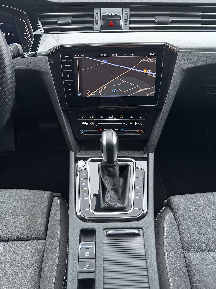 Fahrzeugabbildung Volkswagen Passat Variant GTE NAV+LED+AHK+VCOCK+KAM+17ZO+PP