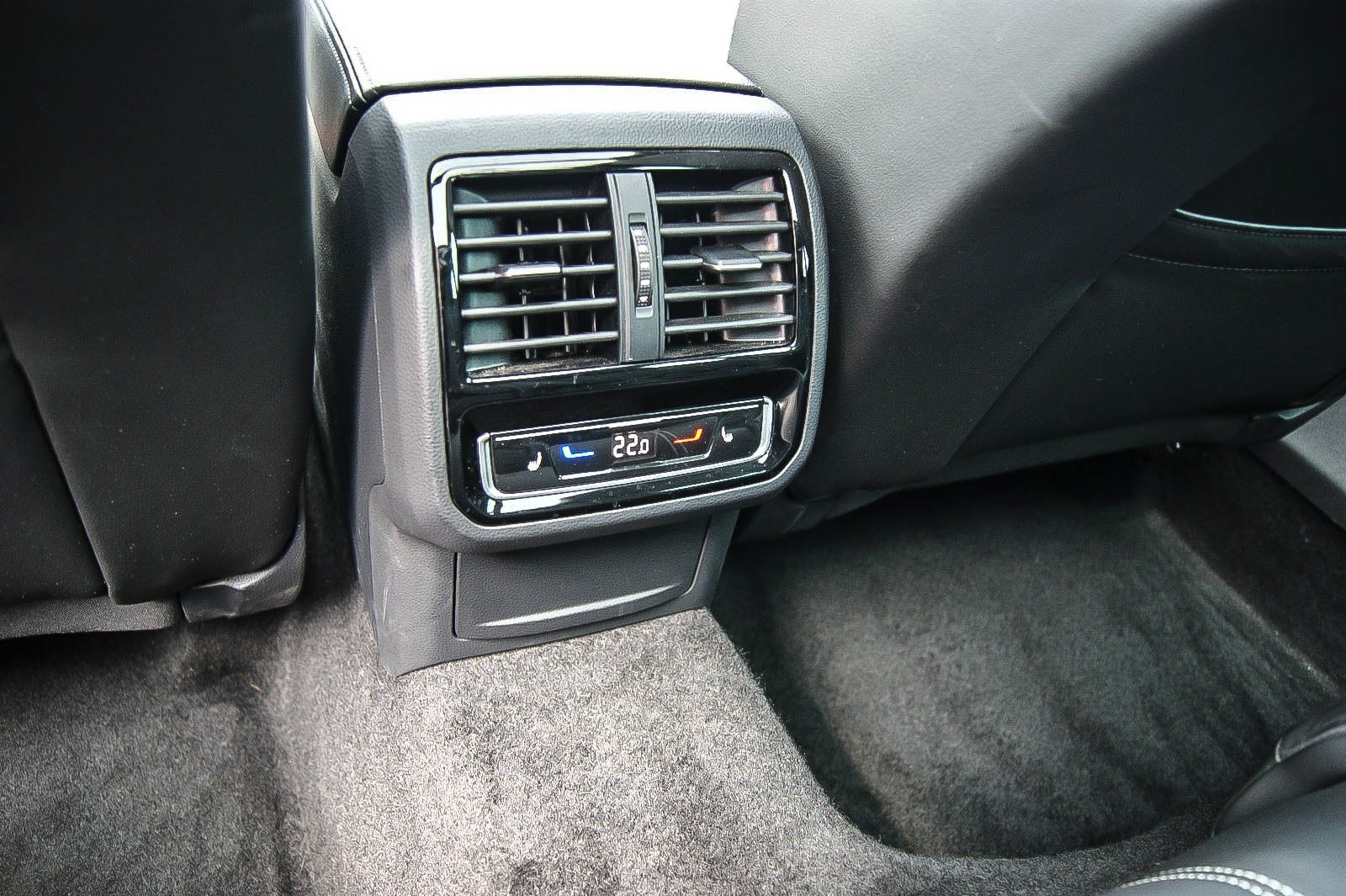 Fahrzeugabbildung Volkswagen Passat Variant 20TDI 4Motion R-Line MATRIX PANO