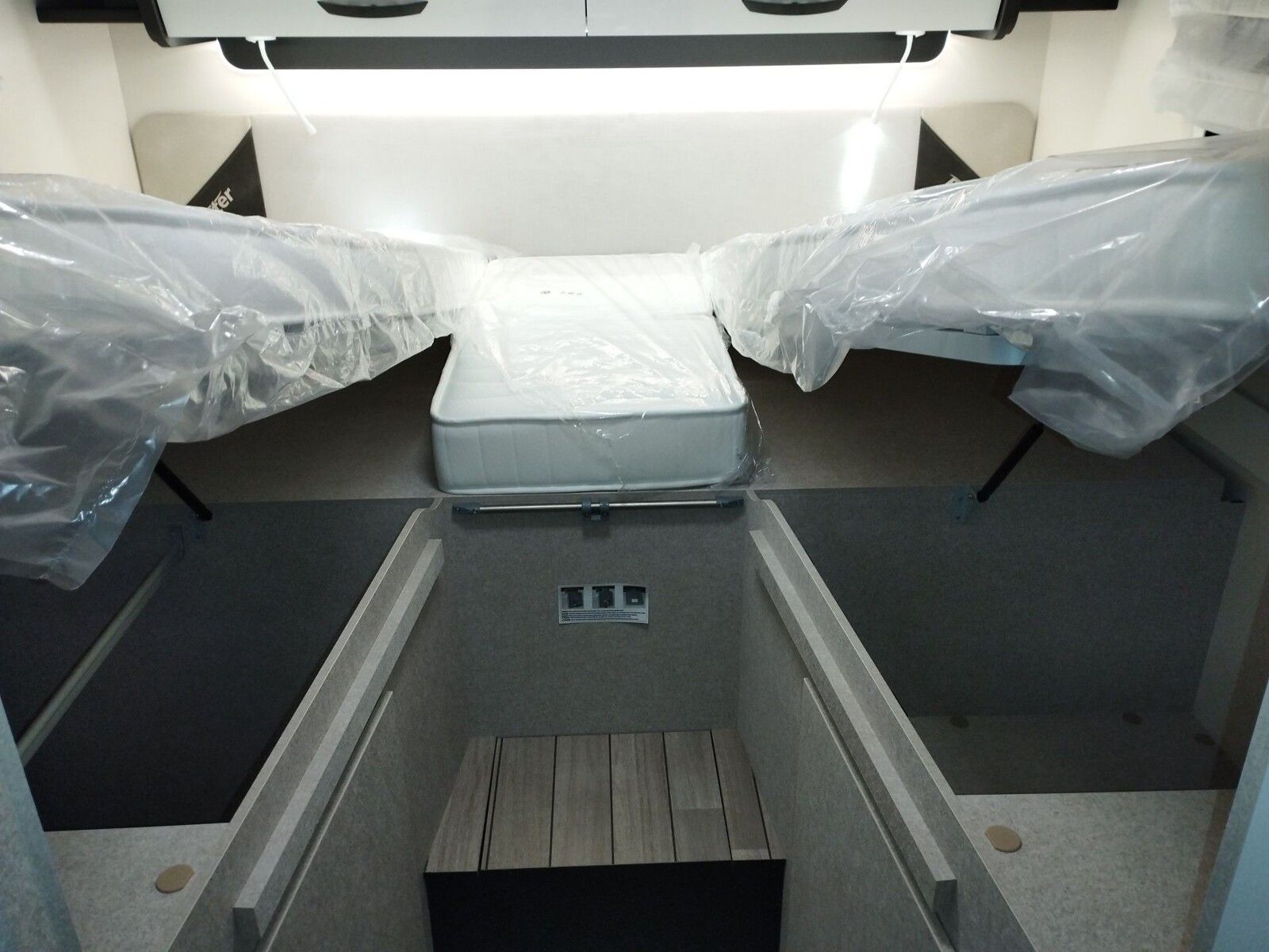 Fahrzeugabbildung Forster T F745 EB LTE,Solar,Markise,Lithium,Hubbett