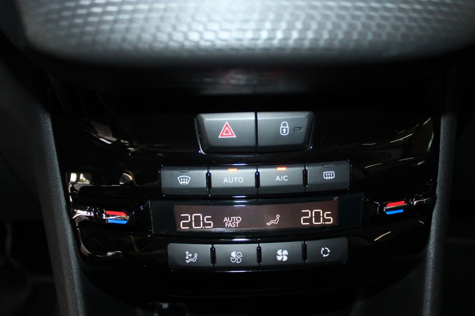 Fahrzeugabbildung Peugeot 208 Signature 110 Aut. Klimaauto PANO SHZ Allwet