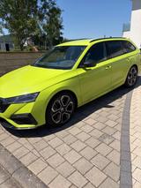 Skoda Octavia 2.0 TSI DSG RS Combi RS - Skoda Octavia: Grün, RS
