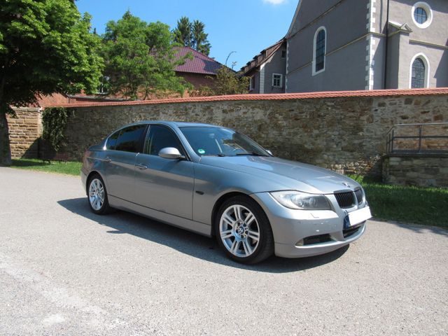 BMW 325i Lim.*Navi*Automatik*PDC*SHD*SHZ*Leder*