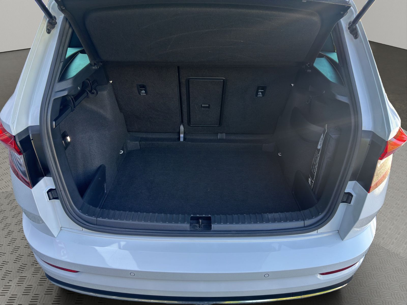 Fahrzeugabbildung SKODA KAROQ SPORTLINE DSG LED AHK APP KAMERA