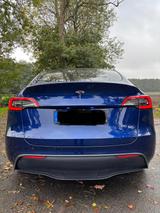 Tesla Model Y RWD AHK - blaue Tesla Model Y