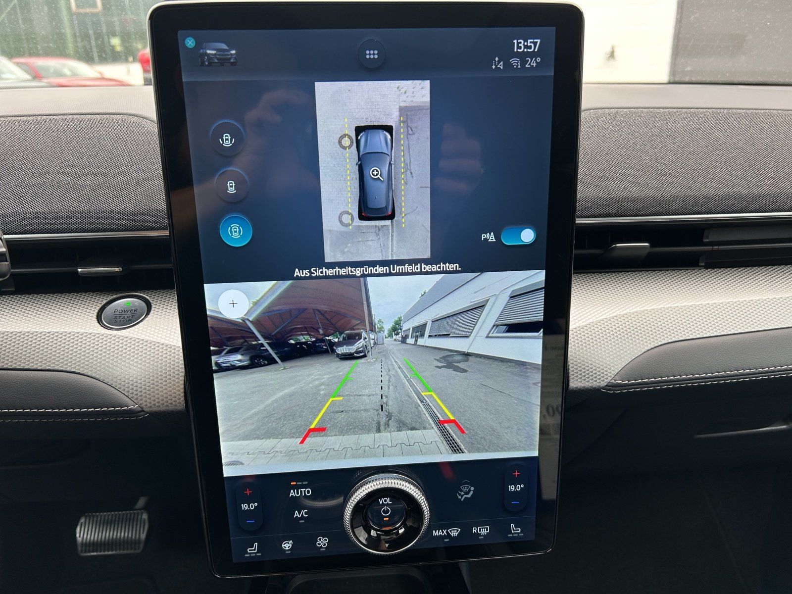 Fahrzeugabbildung Ford Mustang MACH-E Navi Leder Panodach