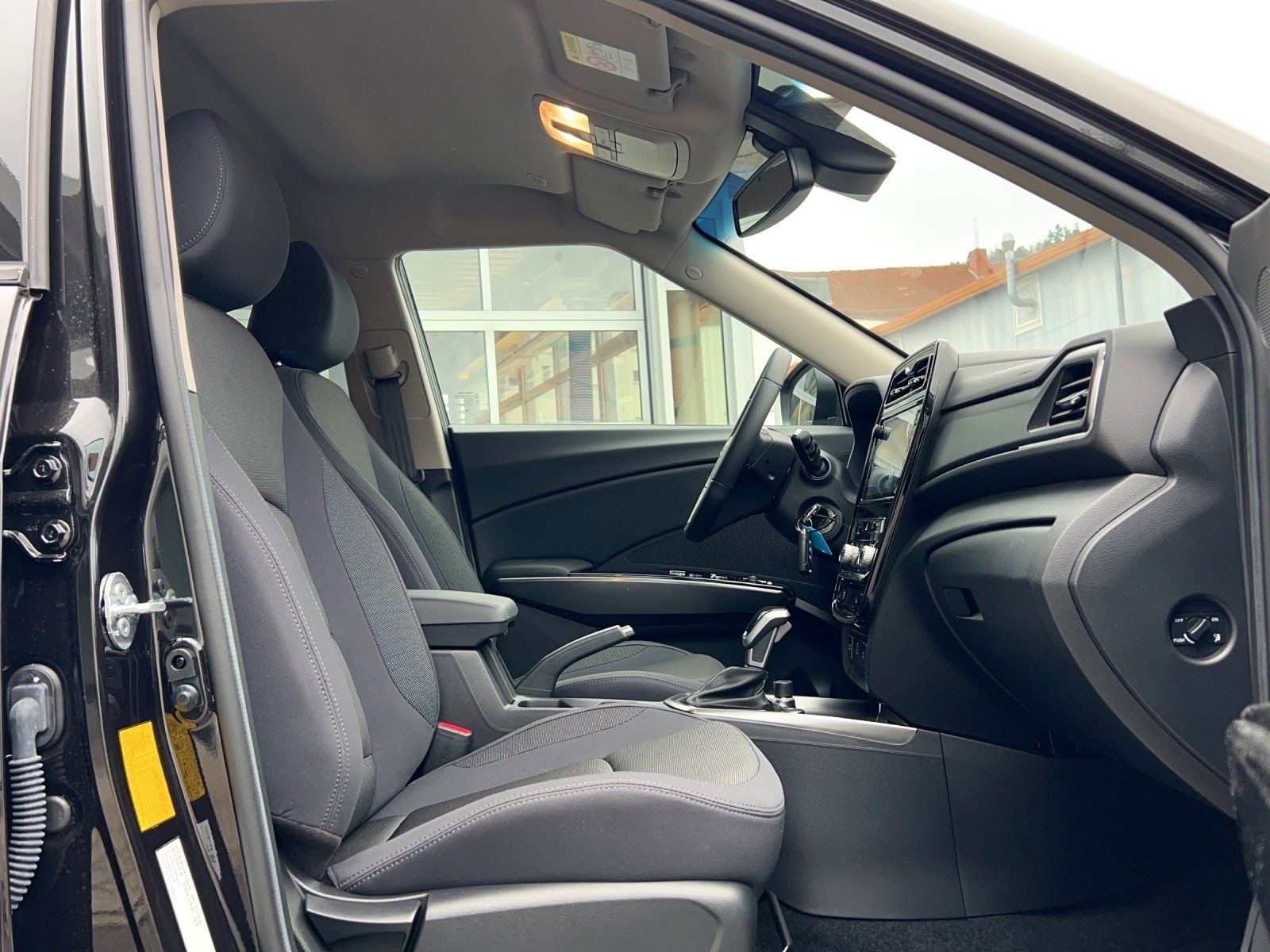 Fahrzeugabbildung Ssangyong Tivoli Fizz 1.5 T-GDI 6AT+SHZ + LMF + PDC +NAVI