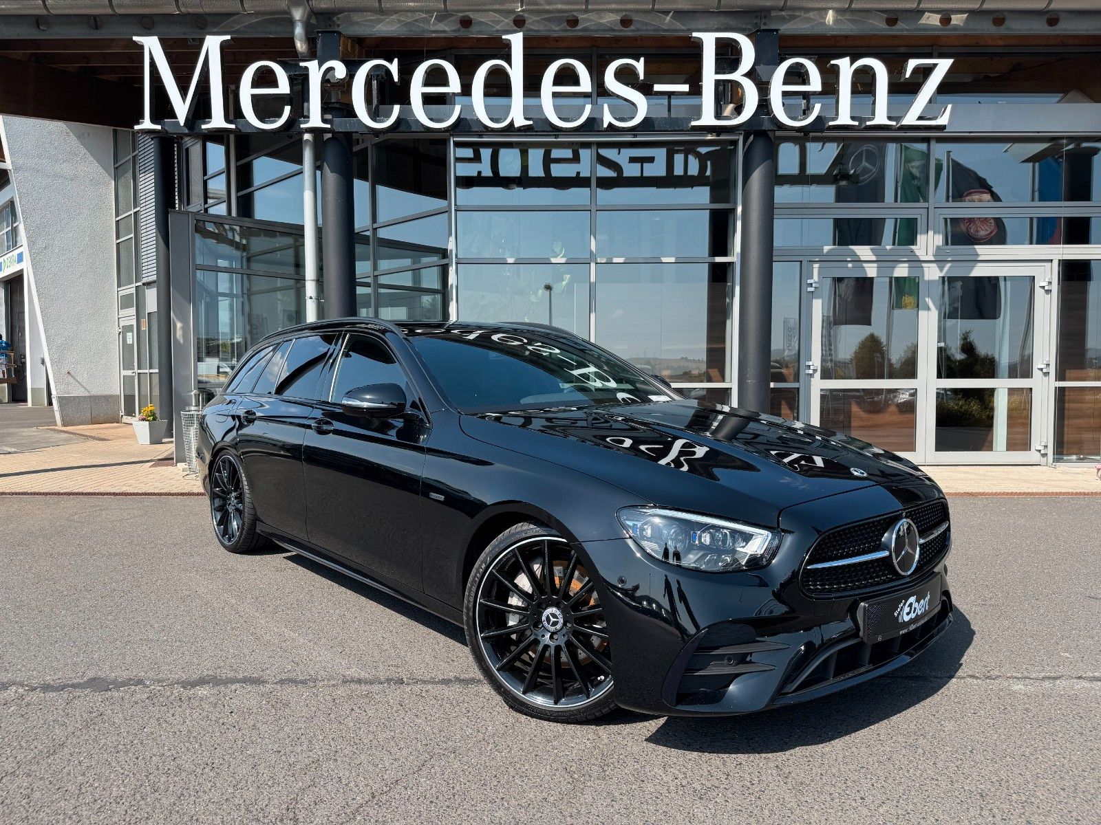 Fahrzeugabbildung Mercedes-Benz E 400d 4M AMG+Burm+Pano+AHK+Distr+Memory+Night