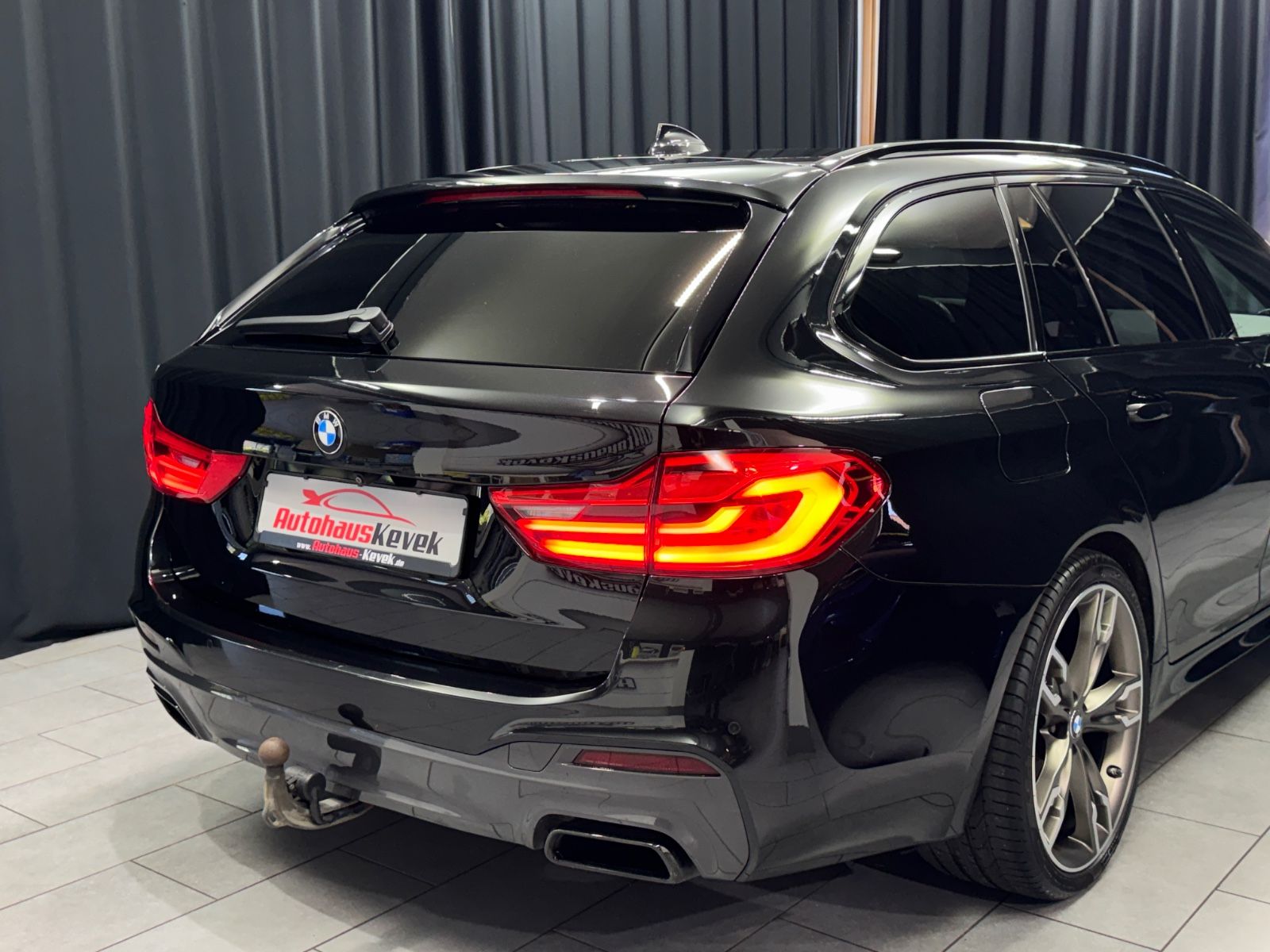 Fahrzeugabbildung BMW M550d xDrive Touring|PANO|NAVI|AHK|1.HAND
