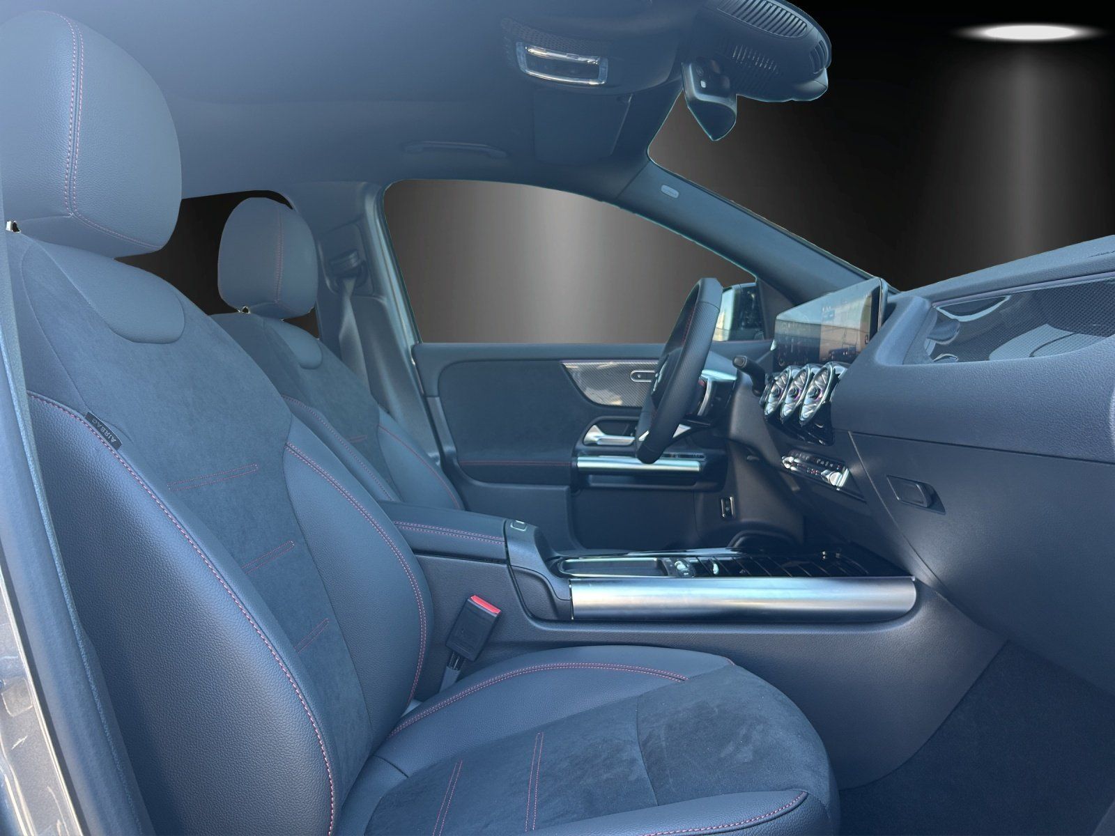 Fahrzeugabbildung Mercedes-Benz GLA 200 d AMG Pano AHK KeyGo DISTRONIC Multibeam