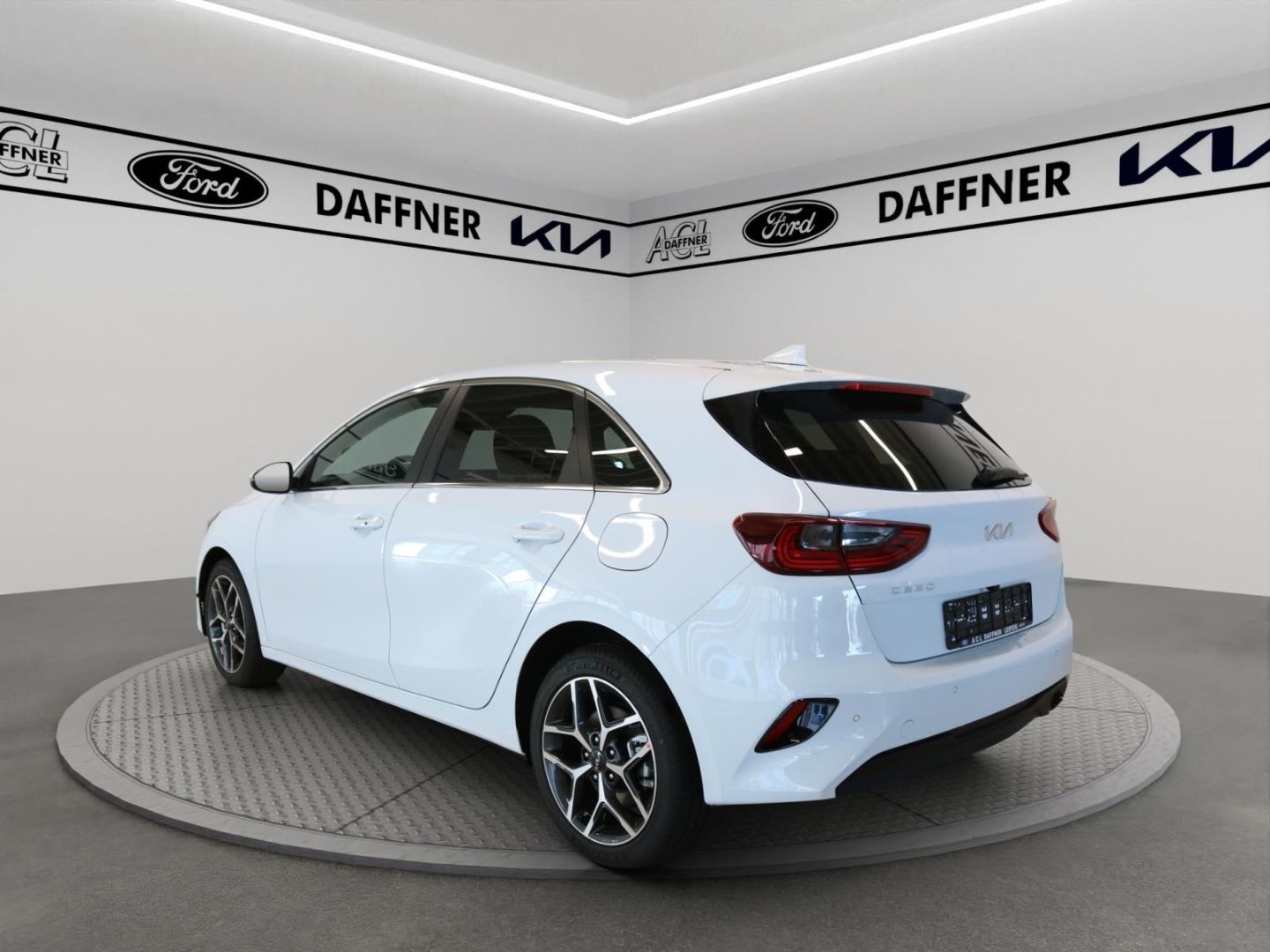 Fahrzeugabbildung Kia Ceed Ultimate Edition 1,5 T-GDi 48 V LED 17 Zoll