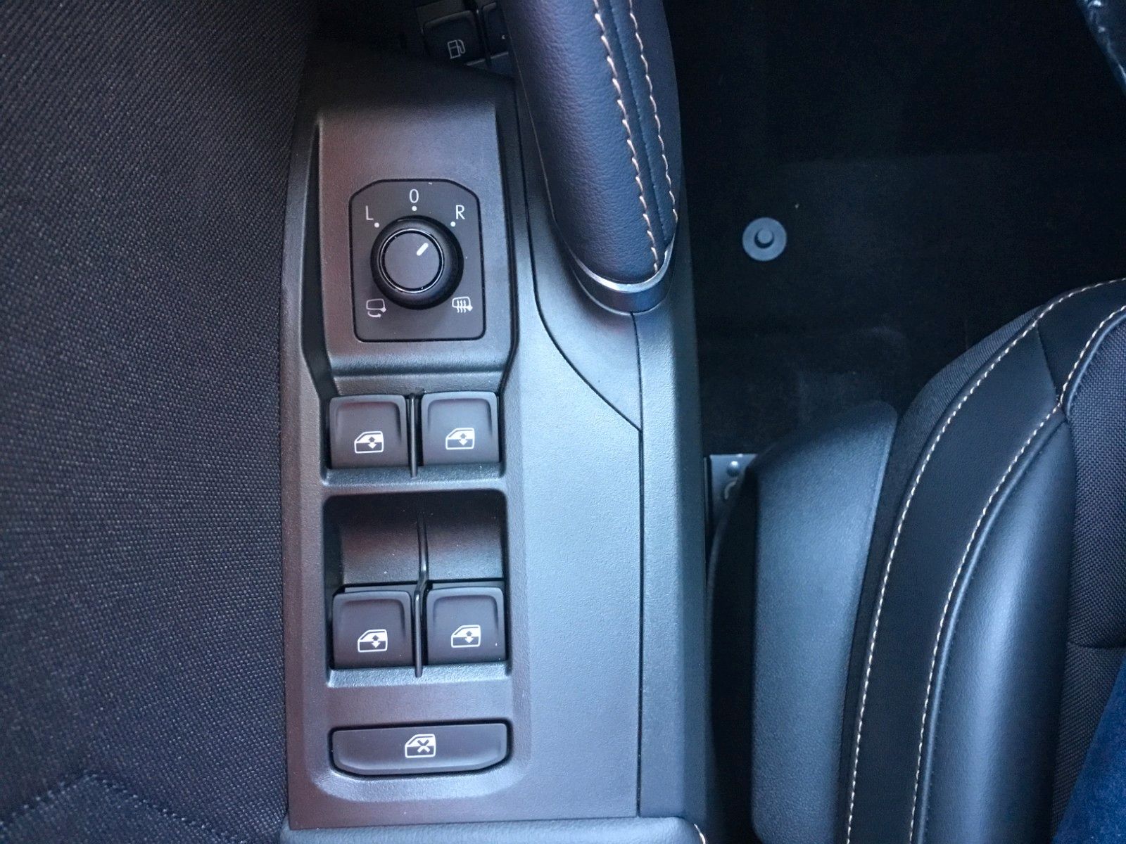 Fahrzeugabbildung CUPRA Leon 1.5 E-HYBRID DSG Sportstourer+AHK+Kamera+18