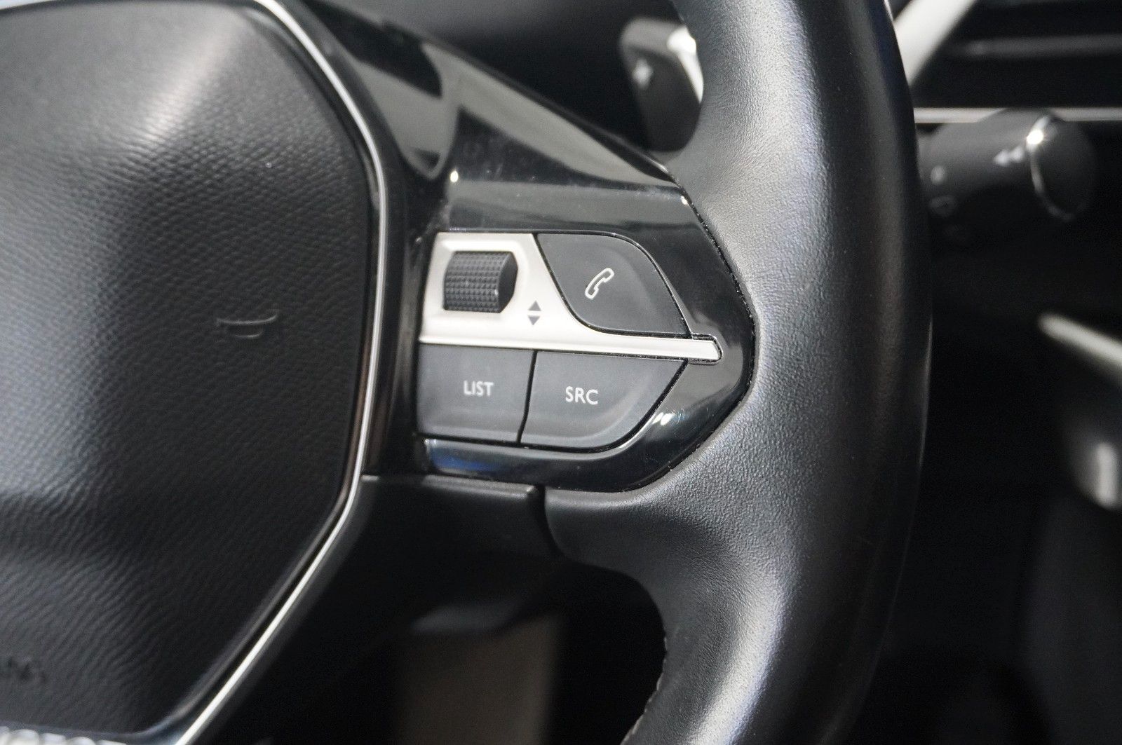 Fahrzeugabbildung Peugeot 5008 1.6D ALLURE 7-SITZER NAVI/KAMERA/SHZ/SPORT