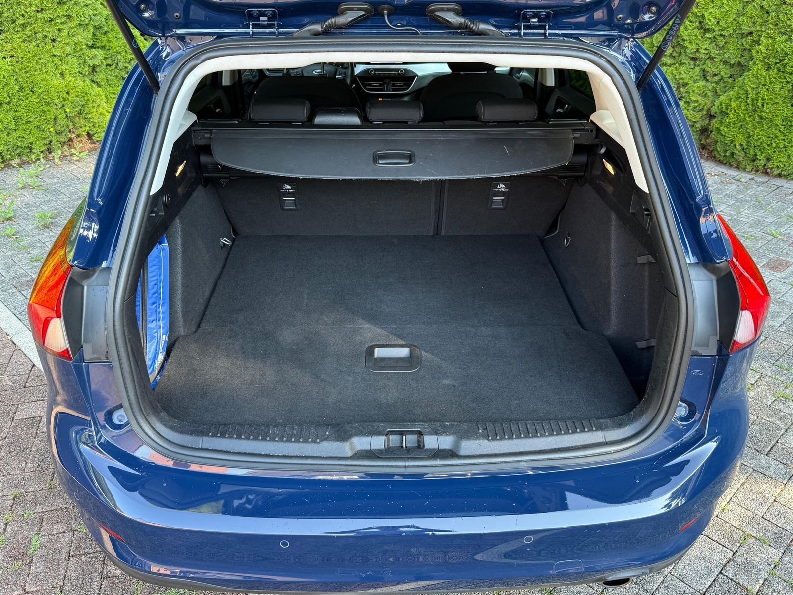 Fahrzeugabbildung Ford Focus 2.0 EB Cool & Connect LED+NAV+SHZ+KAM+CARP