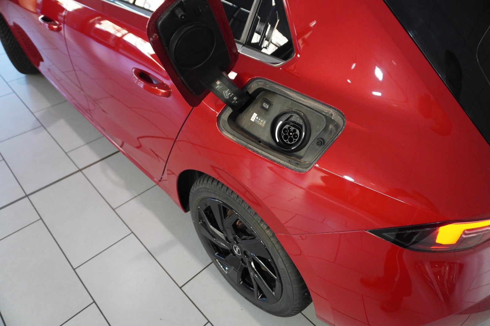 Fahrzeugabbildung Opel Astra L Lim. 1.6 HYBRID ELEGANCE NAVI/KAMERA/AHK