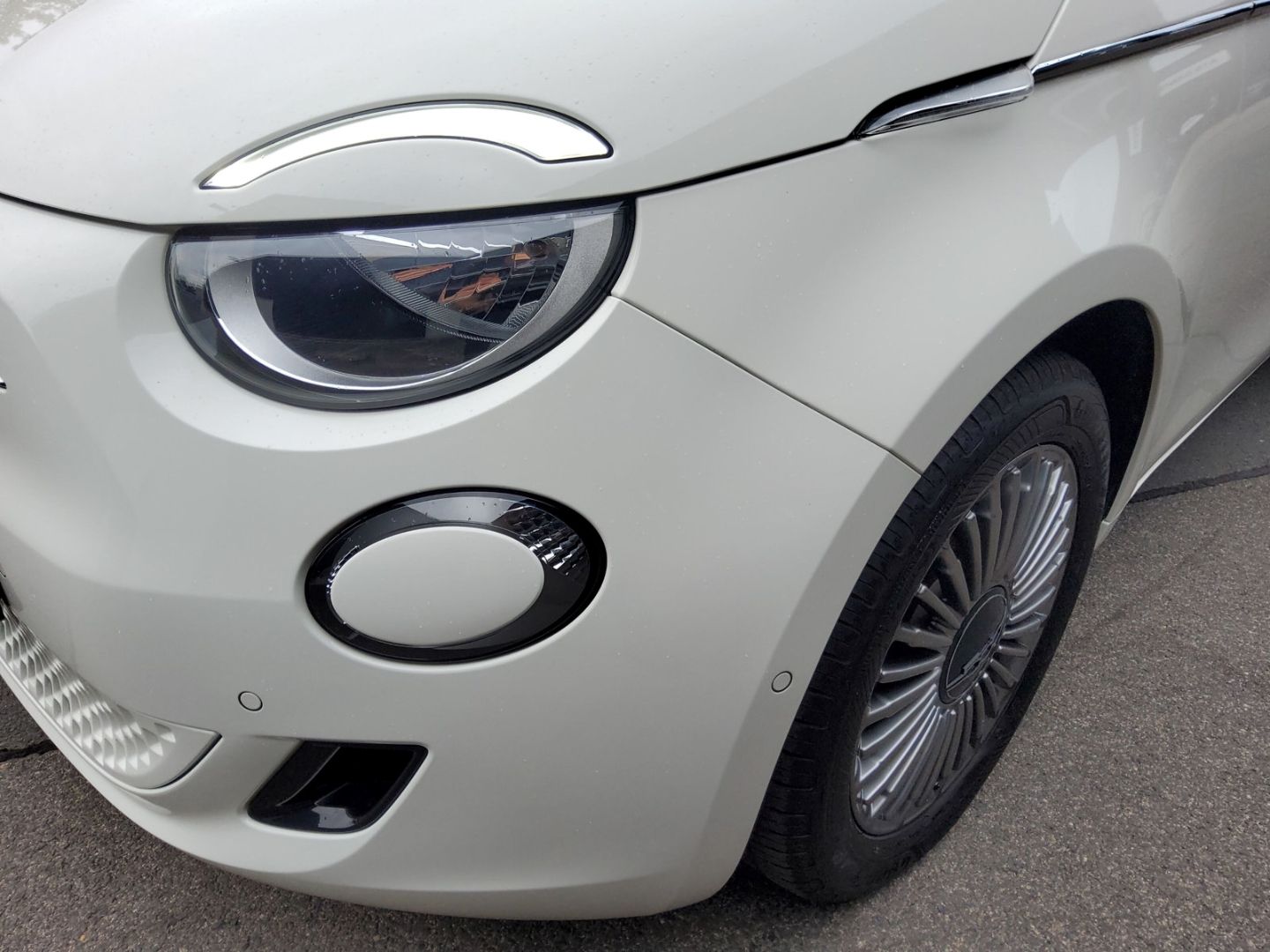 Fahrzeugabbildung Fiat 500e Elektro Komfort und Style Paket