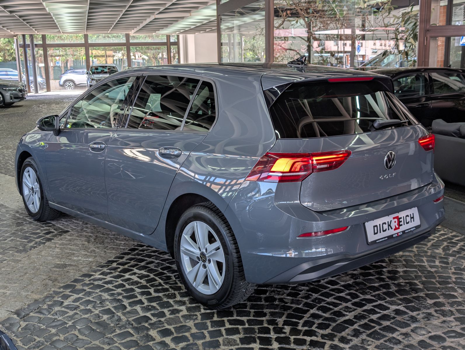 Fahrzeugabbildung Volkswagen Golf 1.5 TSI Life ACC LED SHZ VIRT AMBI APP BHL